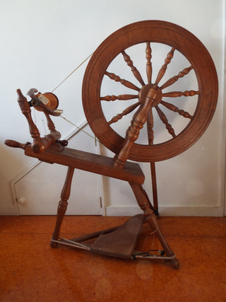 Large spinning wheel for spinning wool.