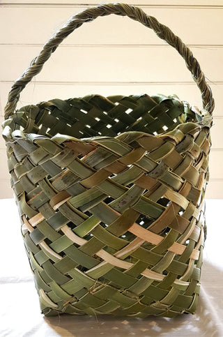 Harakeke woven basket with handle.